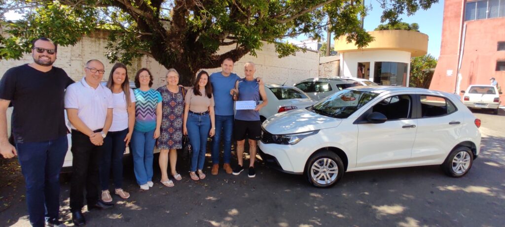 O ganhador do primeiro carro sorteado pela prefeitura de Santiago já foi retirar seu prêmio.  