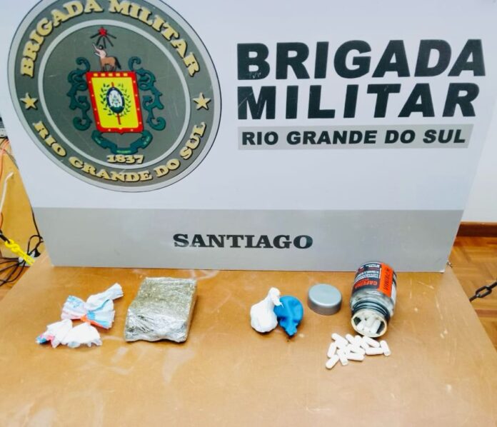 Prisão por tráfico em Santiago. Após informações, um indivíduo foi abordado no bairro Missões. Com ele, os policiais aprenderam porções de maconha e cocaína.