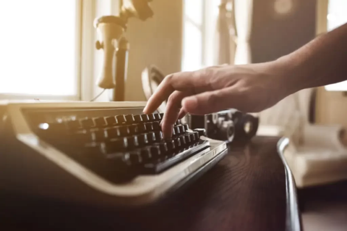 Brasil tem 10 mil servidores em cargos obsoletos, como datilógrafo e vaqueiro