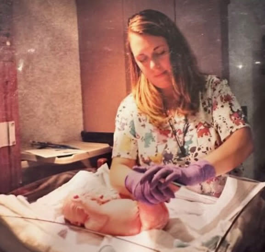 Enfermeira descobre que bebê que ajudou a dar à luz há 22 anos agora é sua nora