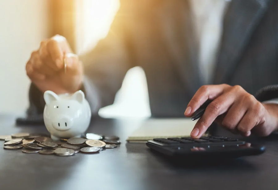 As estratégias de pessoas econômicas para poupar 50% do salário