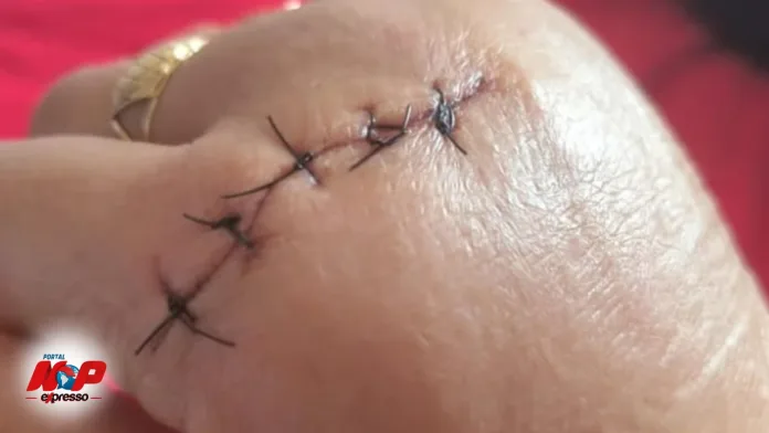 Aluna agride professora com uma facada