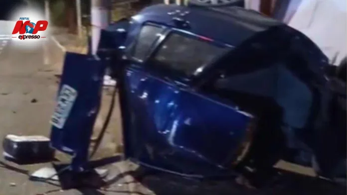Carro parte ao meio após colisão durante perseguição policial