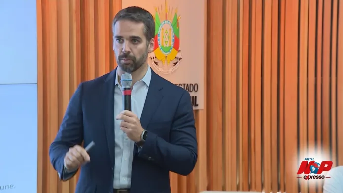 Eduardo Leite anuncia bônus para professores e prêmios em dinheiro para alunos